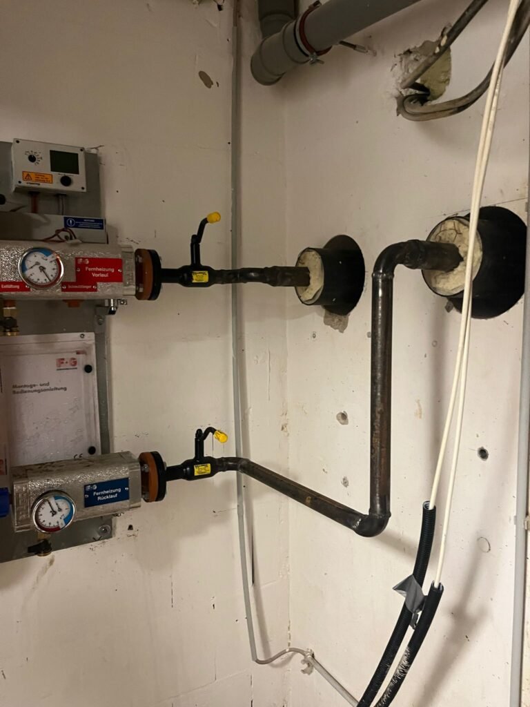 Rohrinstallation in einem Technikraum