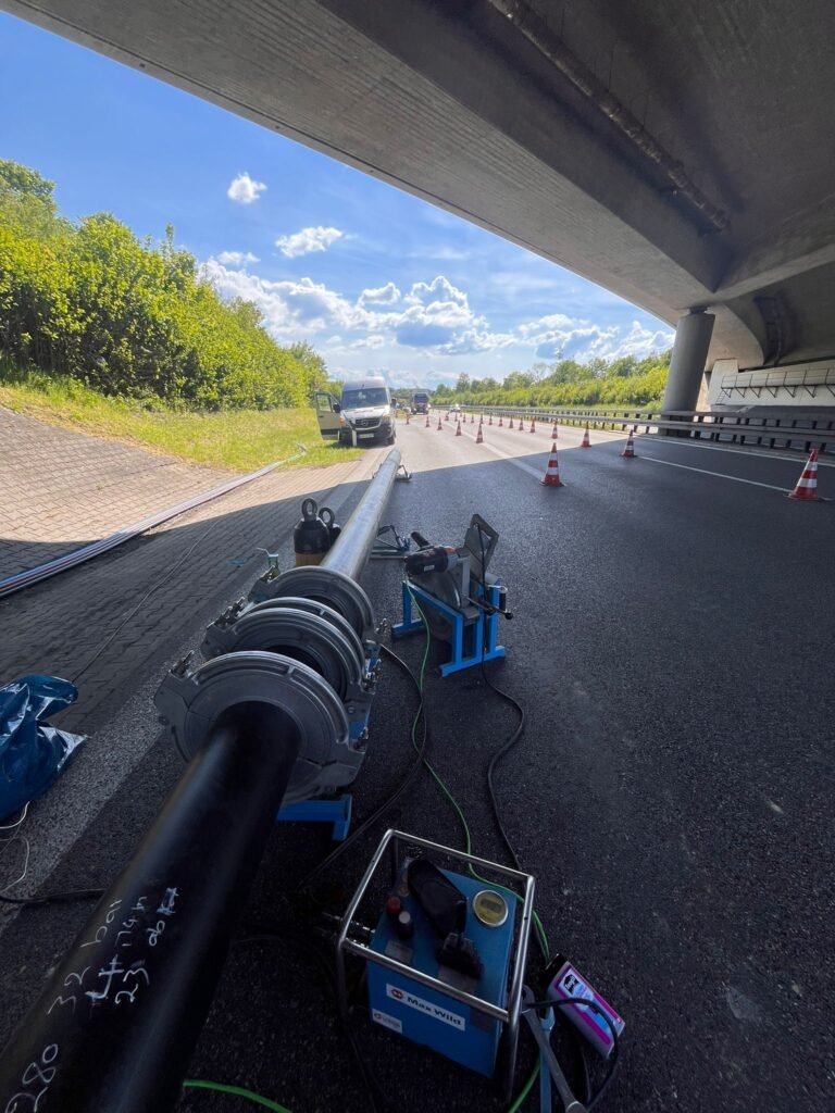 PE-Rohrschweißung unter einer Brücke