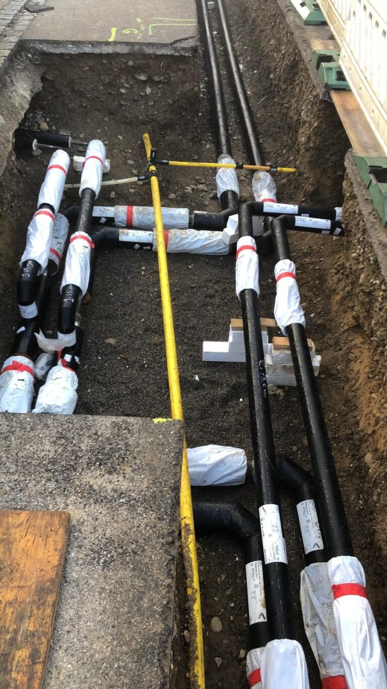 Fernwärmeleitungen mit isolierten Verbindungen im Graben