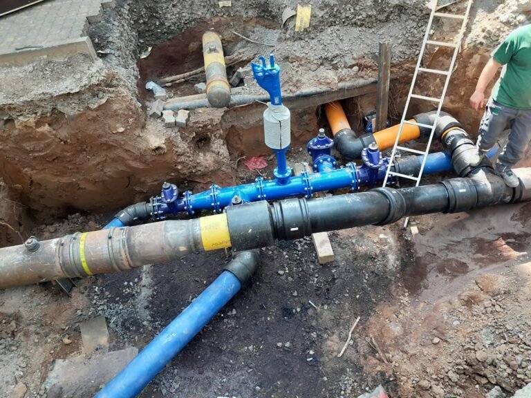Wasserleitungen mit Armaturen in einer Baugrube
