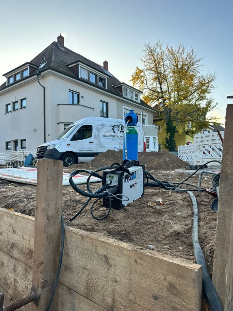 Schweißgerät und Gasflasche auf einer Baustelle im Wohngebiet