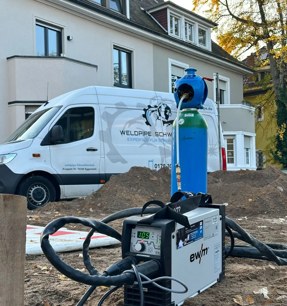 WeldPipe-Transporter und Schweißausrüstung auf der Baustelle