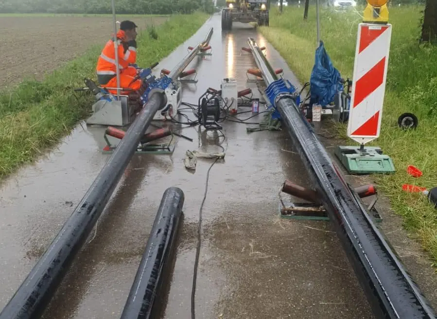 PE-Rohre werden an einer Straßenbaustelle stumpfgeschweißt