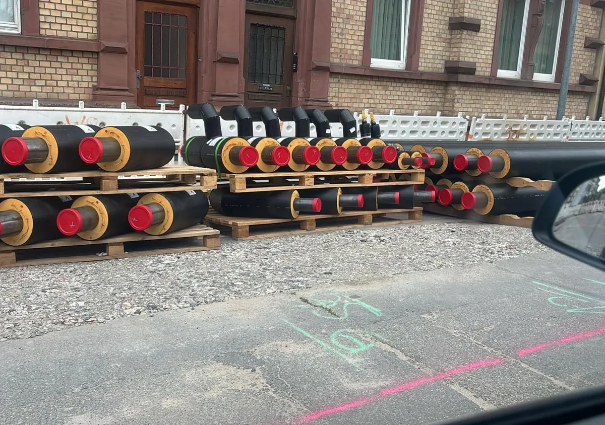 Vorisolierte Rohre auf der Baustelle gestapelt